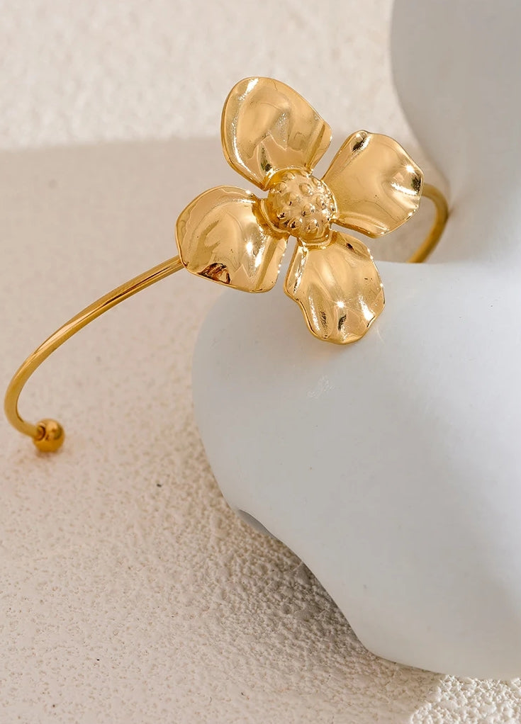Blossom Embrace Cuff – Floral Gold Elegance