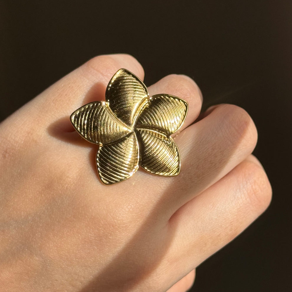 Aurea Bloom – Textured Petal Gold Ring
