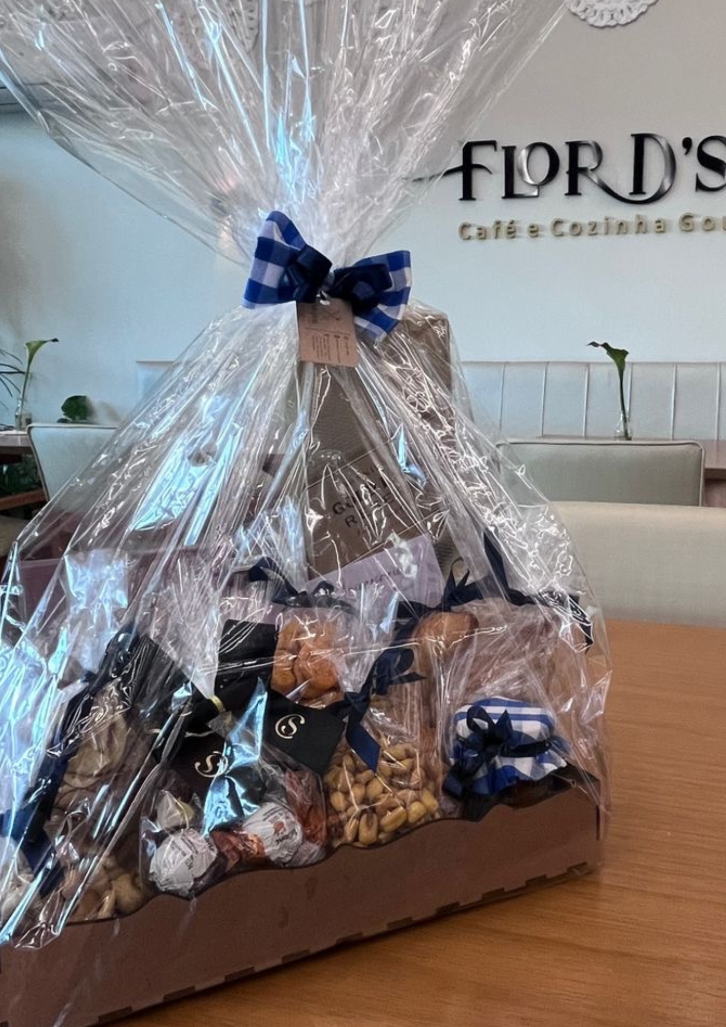 Cesta com whisky johnnie walker gold label, petisco e caixa de chocolate