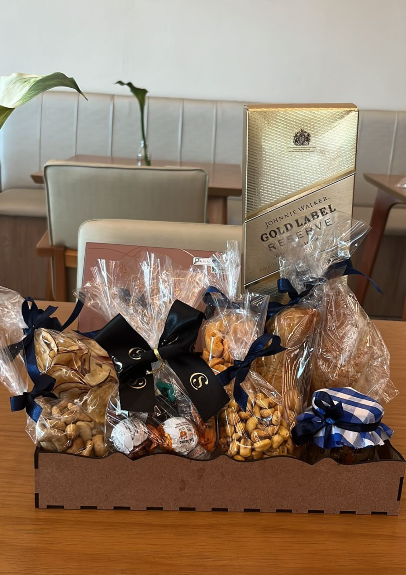 Cesta com whisky johnnie walker gold label, petisco e caixa de chocolate