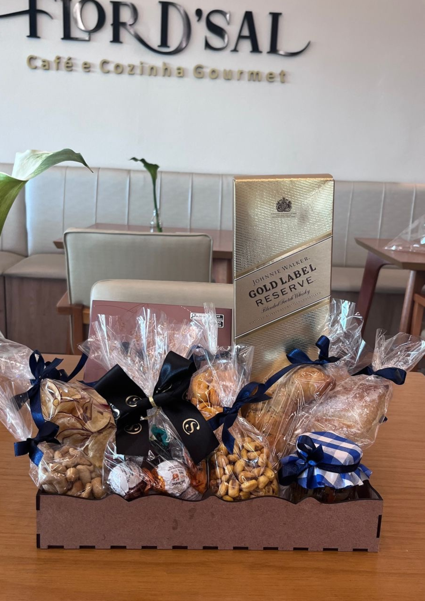 Cesta com whisky johnnie walker gold label, petisco e caixa de chocolate