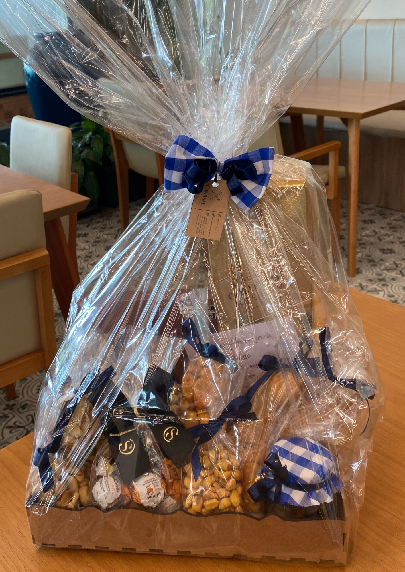 Cesta com whisky johnnie walker gold label, petisco e caixa de chocolate