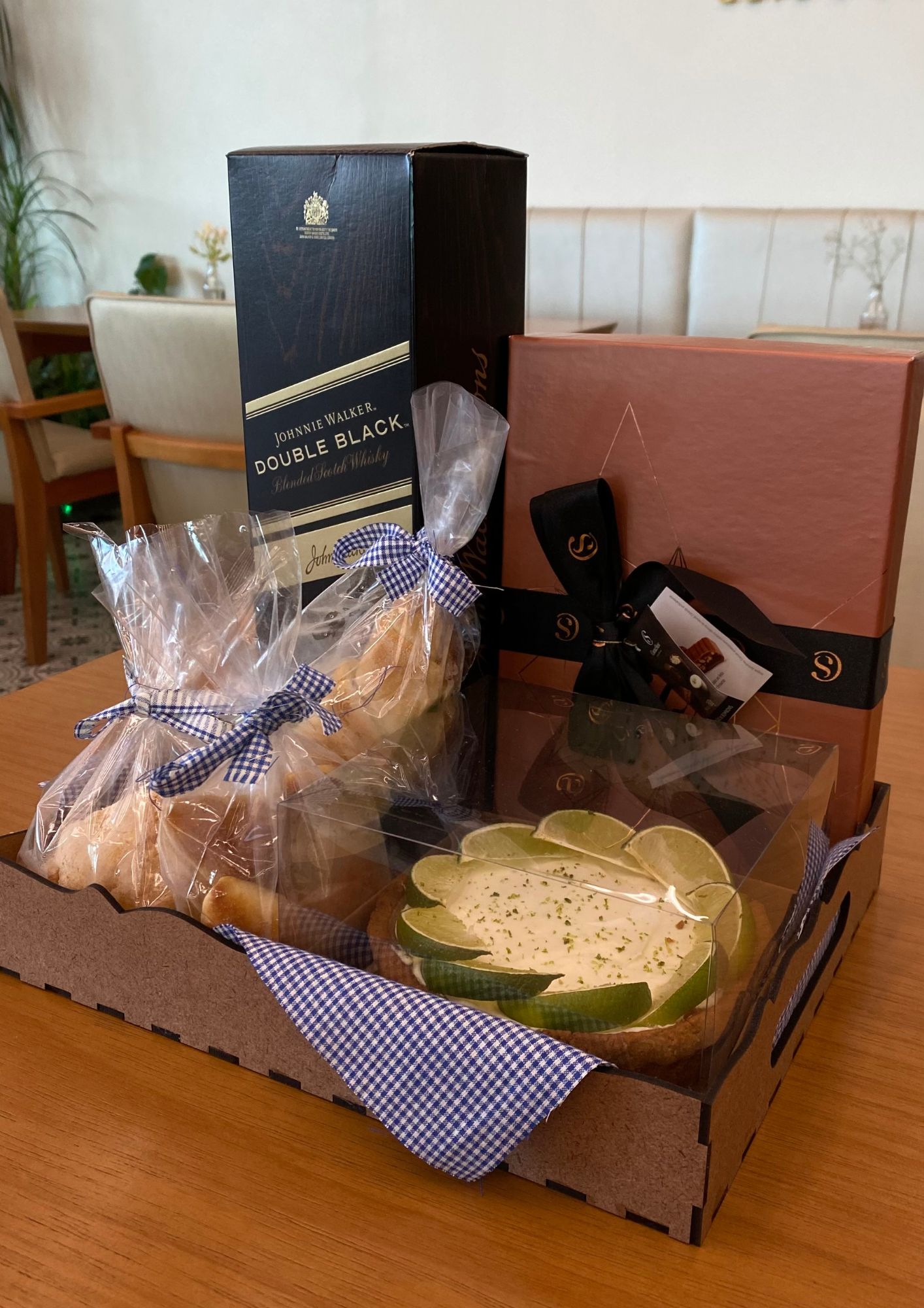 Cesta com whisky johnnie walker double black e caixa de chocolate