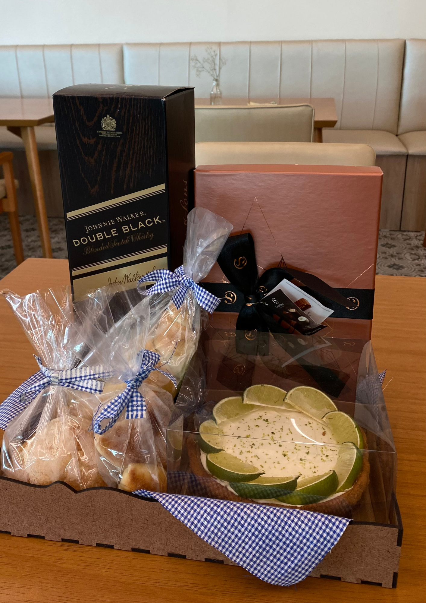 Cesta com whisky johnnie walker double black e caixa de chocolate