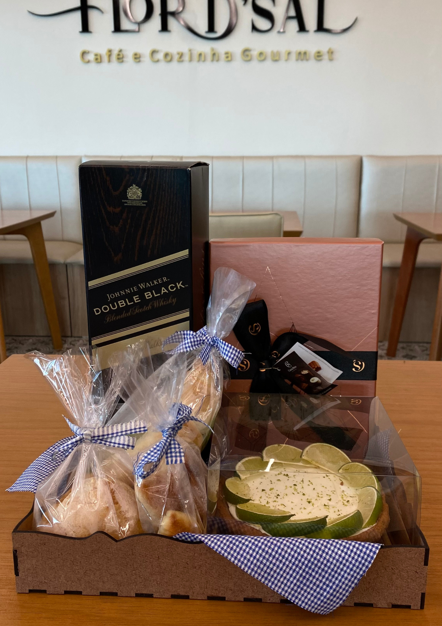 Cesta com whisky johnnie walker double black e caixa de chocolate