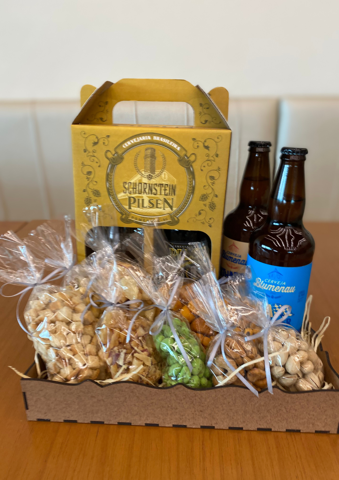 Cesta com cervejas artesanais e petiscos