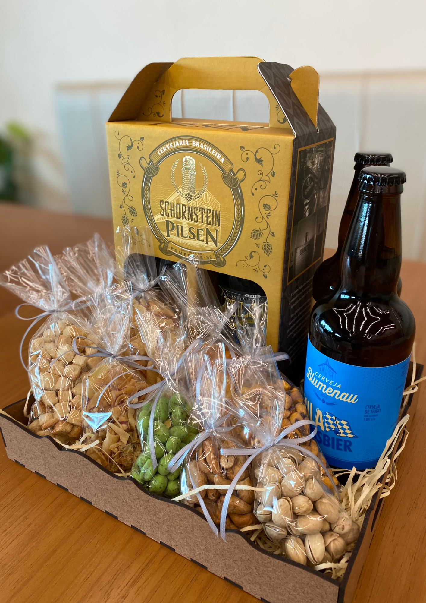 Cesta com cervejas artesanais e petiscos