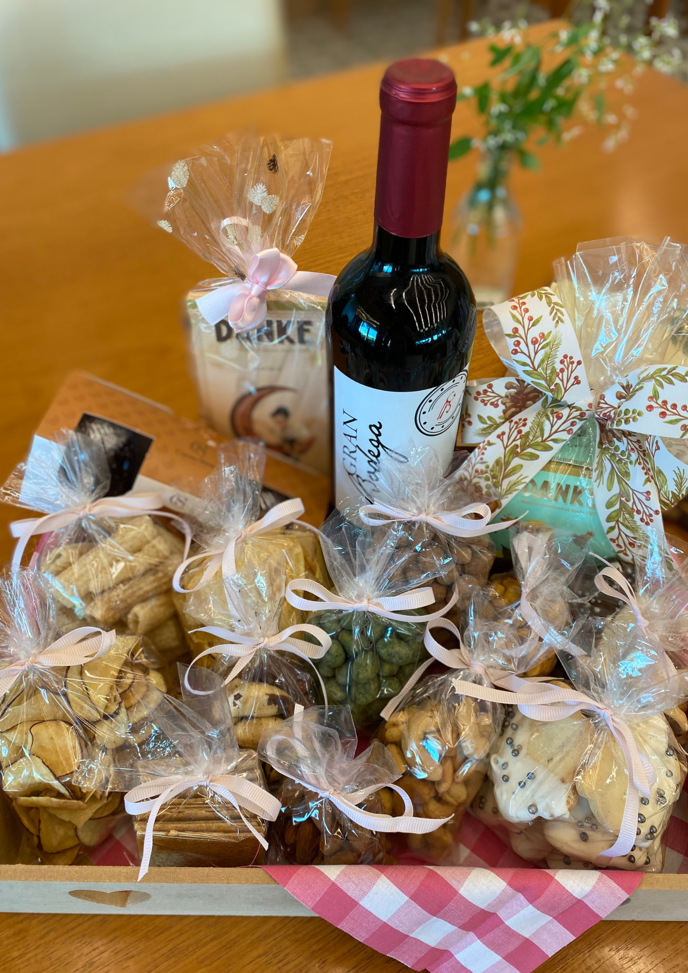 Cesta com vinho, petiscos e chocolate 