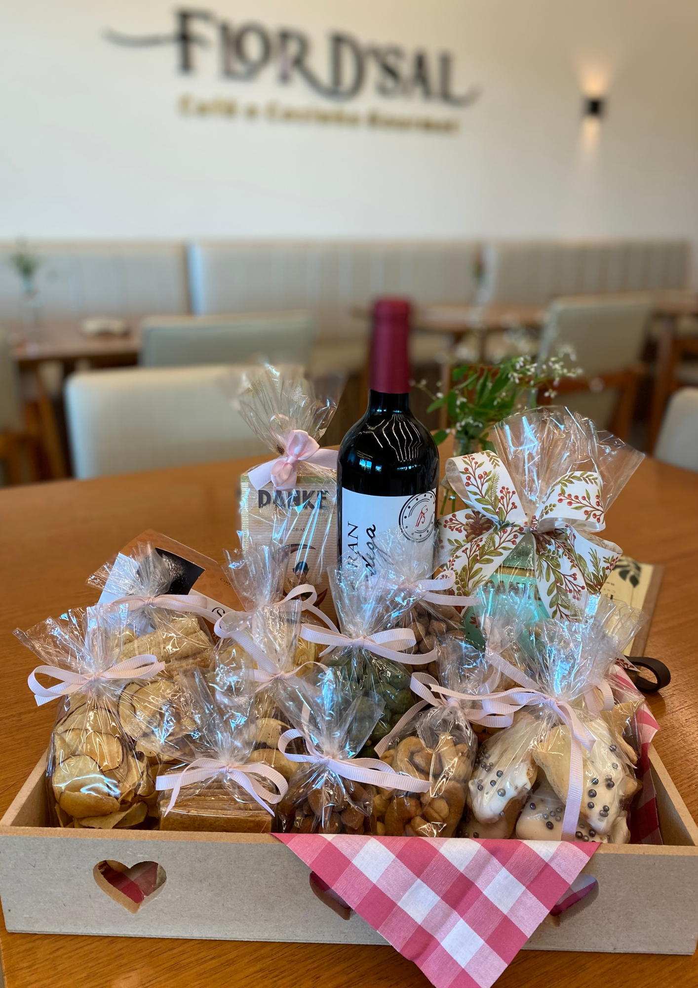 Cesta com vinho, petiscos e chocolate 