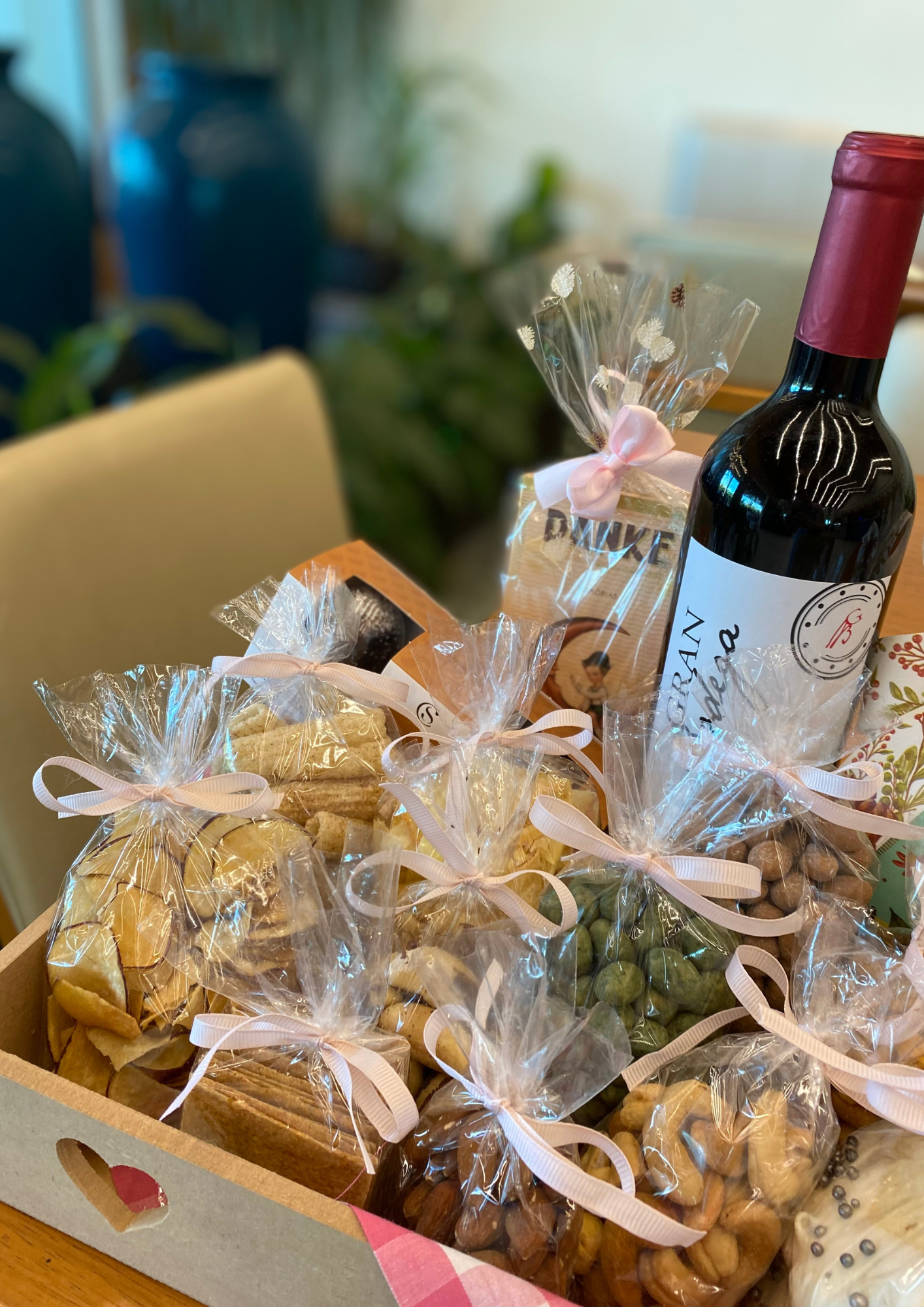 Cesta com vinho, petiscos e chocolate 