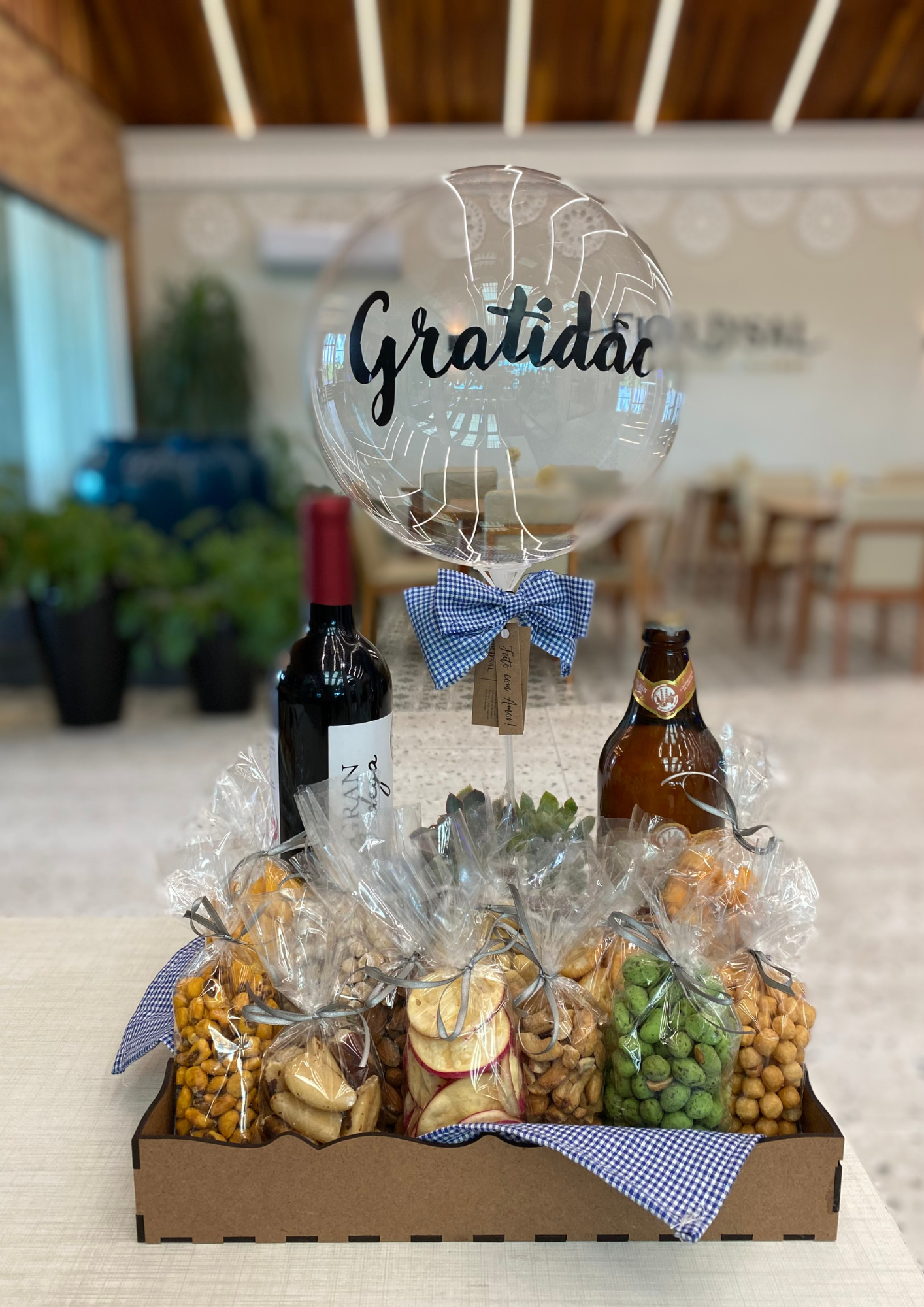 Cesta com vinho, cerveja artesanal e petiscos