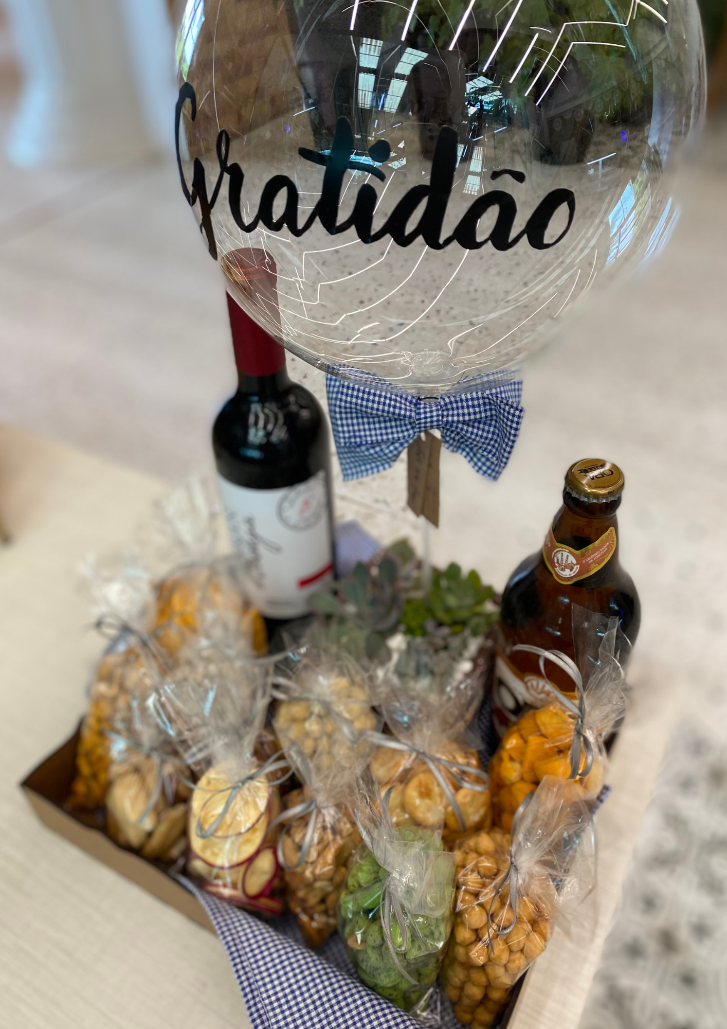 Cesta com vinho, cerveja artesanal e petiscos