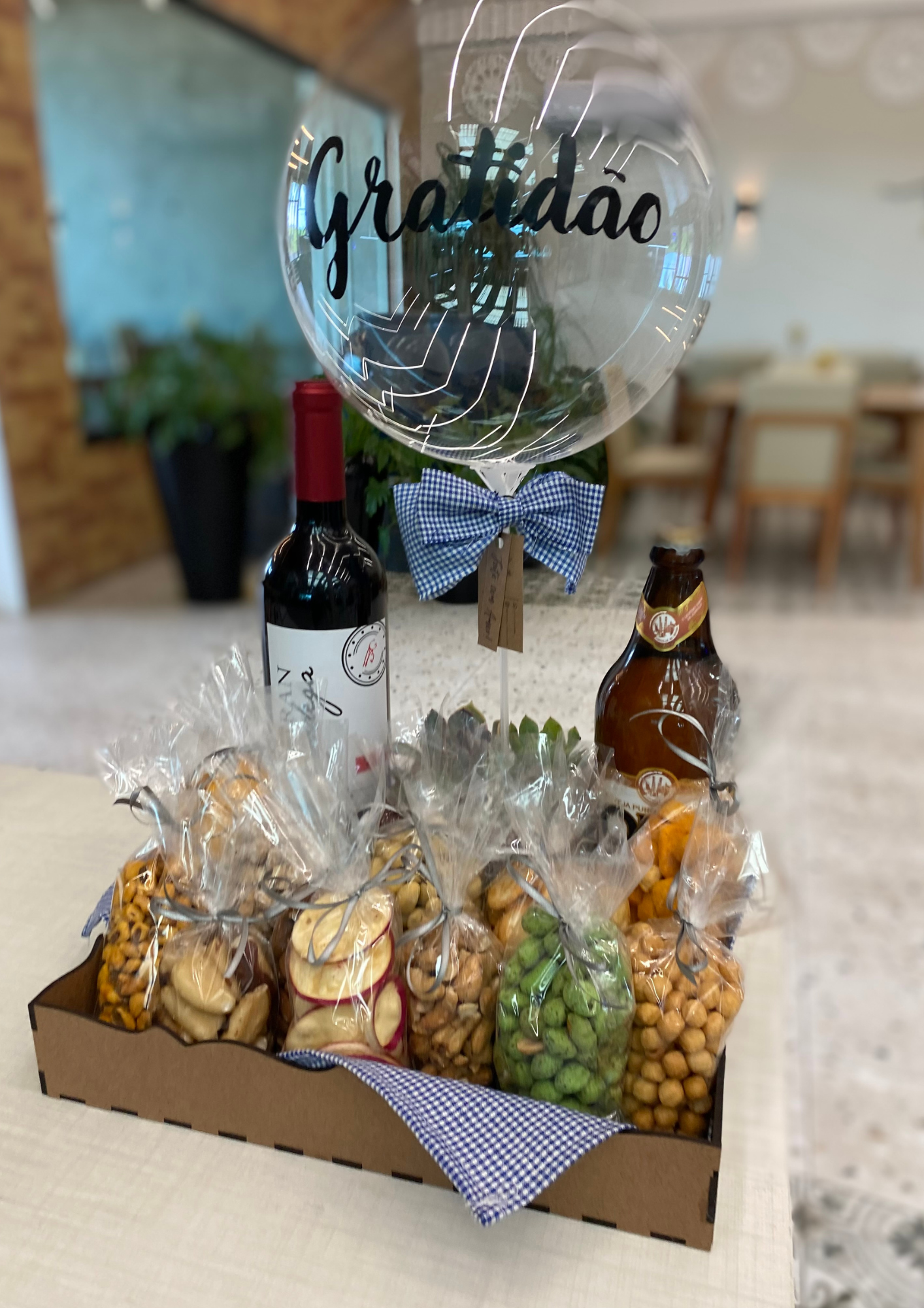 Cesta com vinho, cerveja artesanal e petiscos