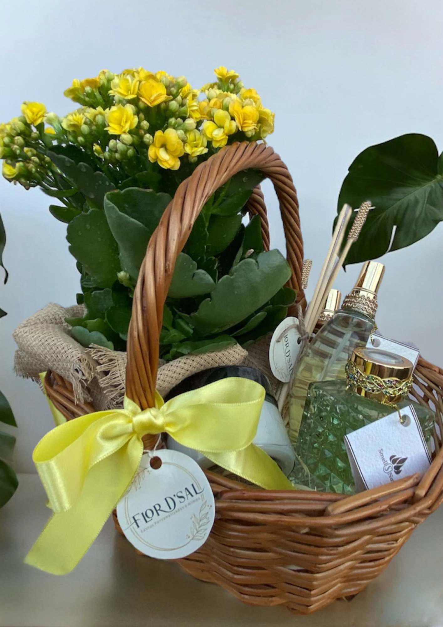 Cesta com flor e essencias