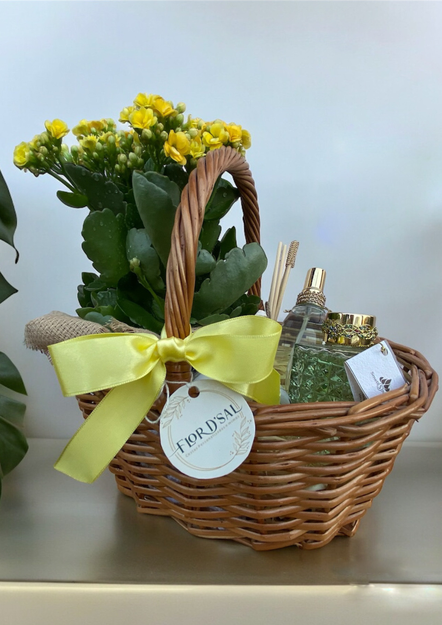Cesta com flor e essencias