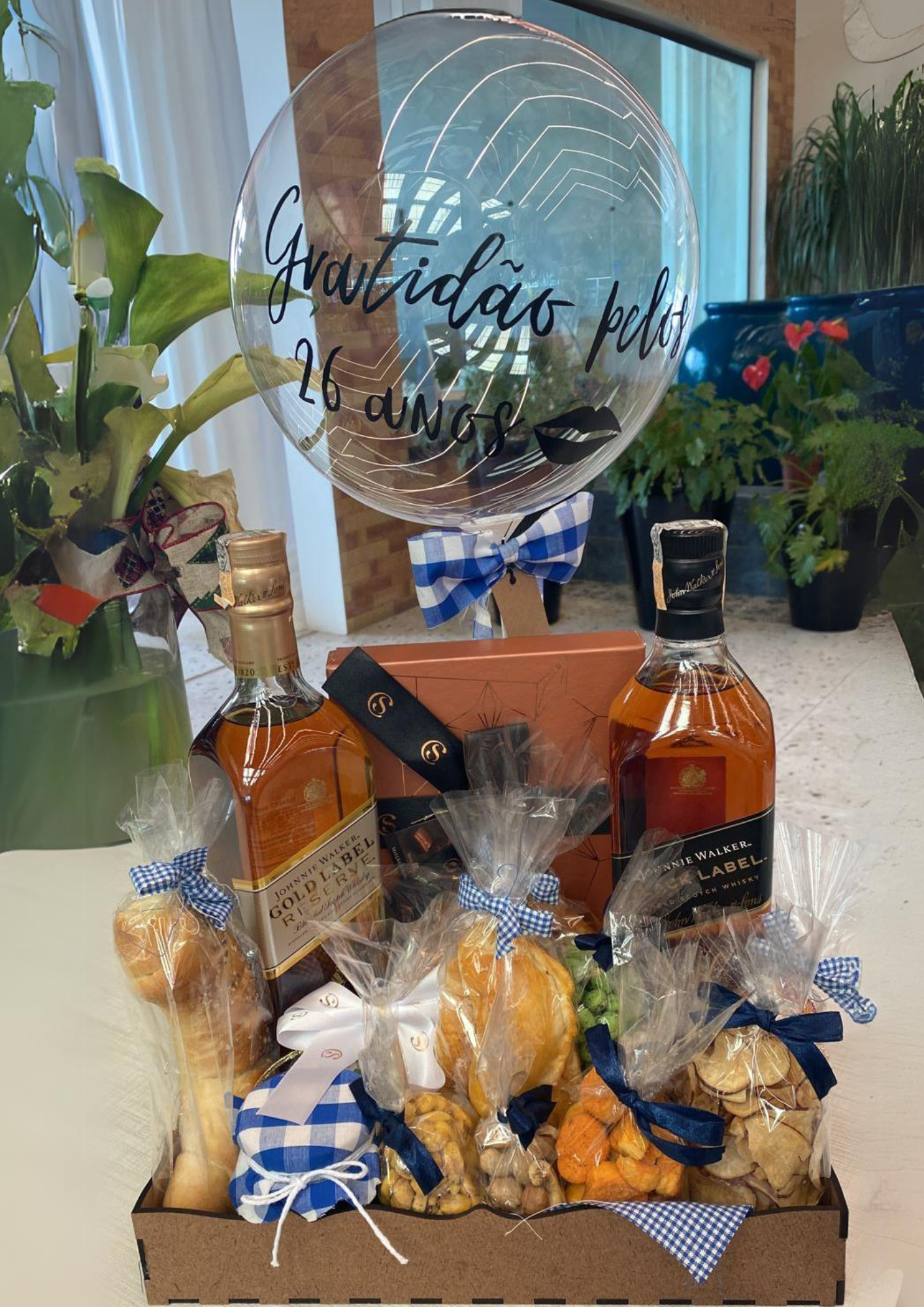Cesta com 2 johnnie walker, caixa de chocolate e petiscos