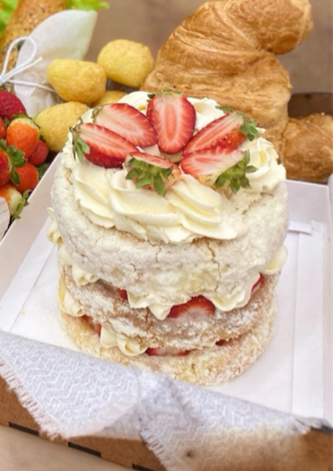 Mini bolo - Torre de leite ninho com morangos