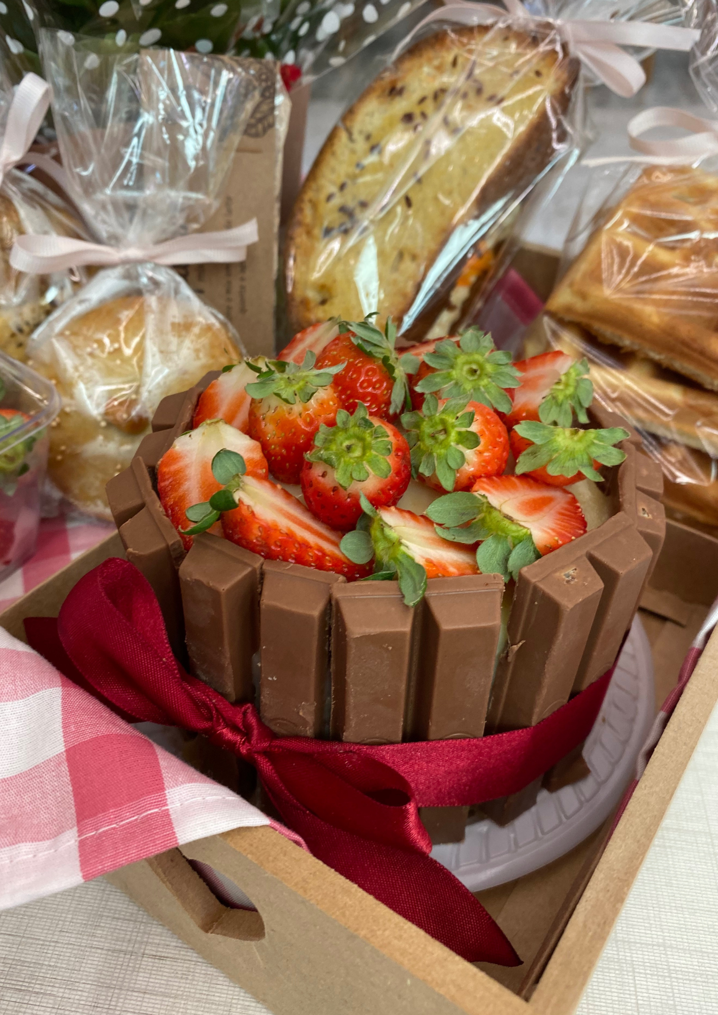 Mini bolo- Kit Kat com morangos