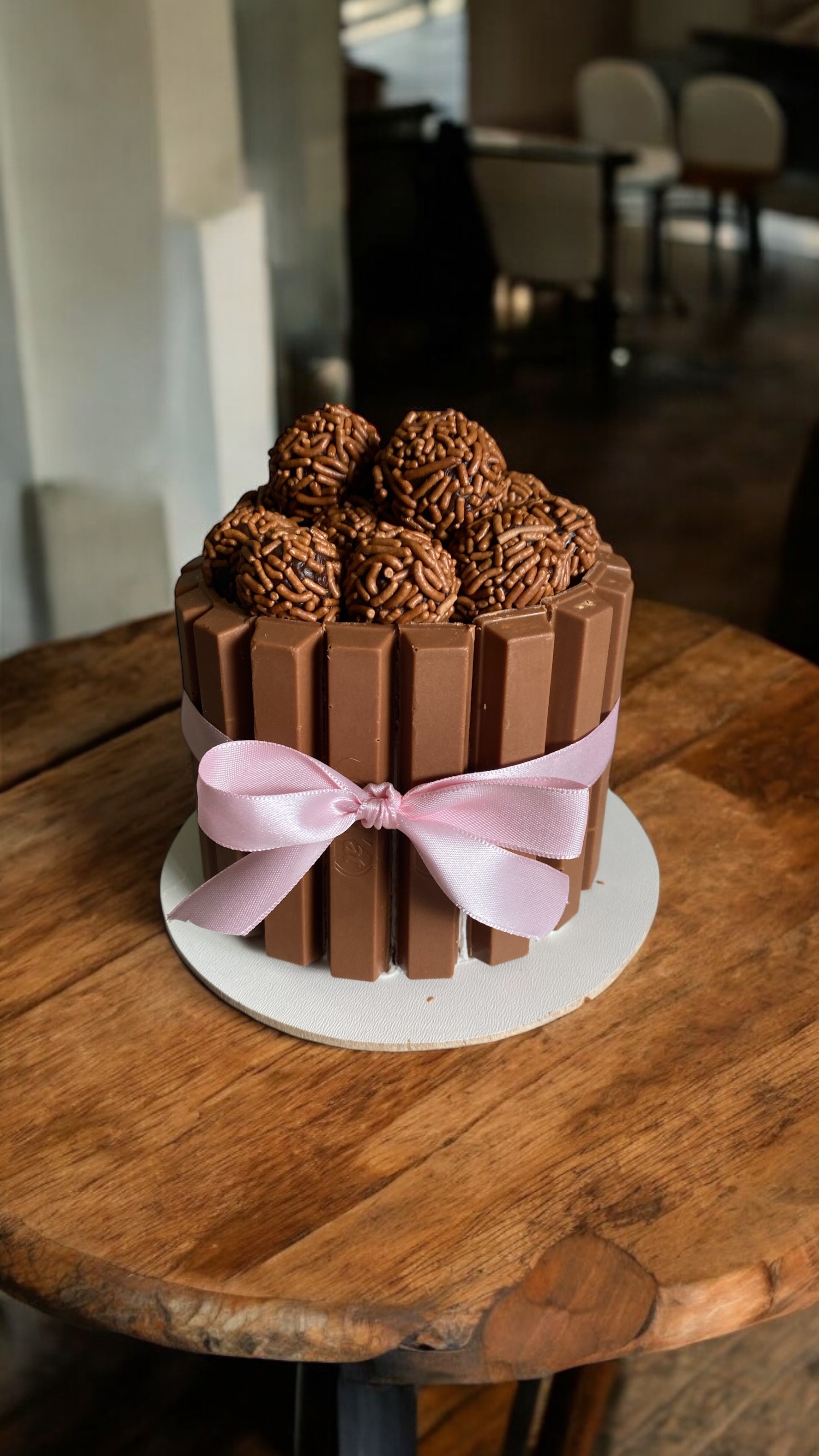 Mini bolo- Kit Kat com morangos