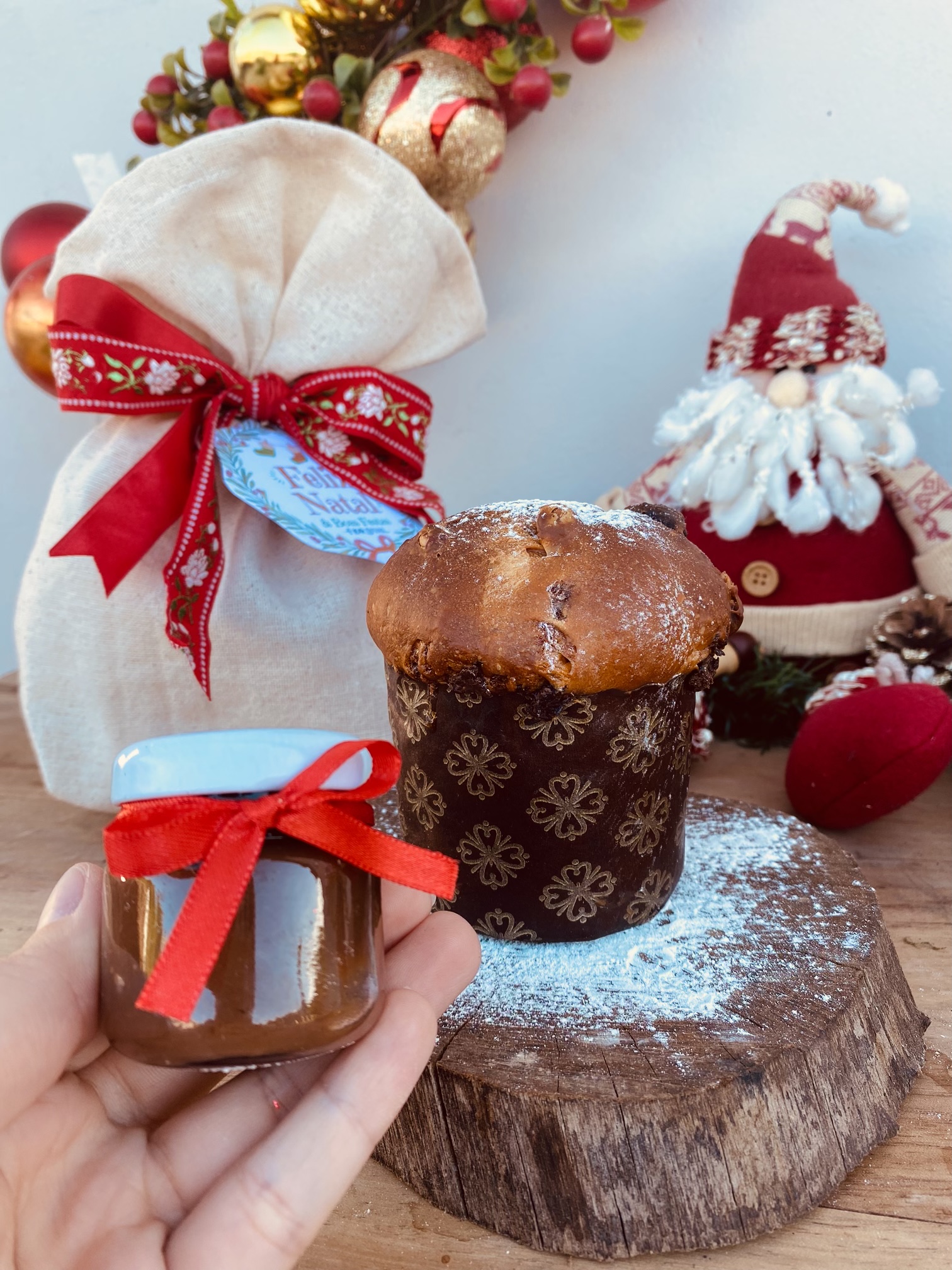 Mini Chocotone com mix de castanhas+ pote de brigadeiro + Saco Personalizado 