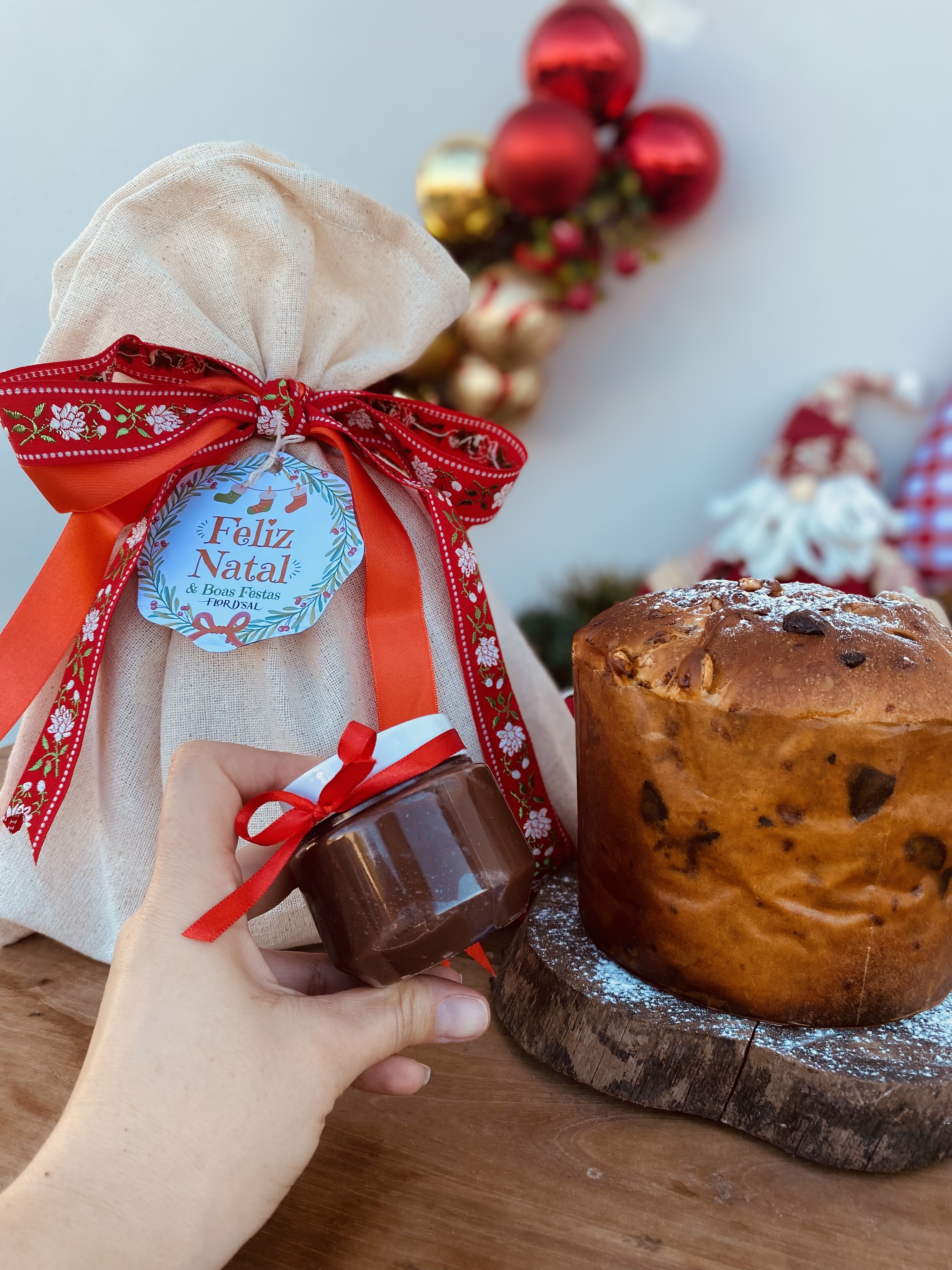 Chocotone com mix de castanhas 500g + pote de brigadeiro+ saco personalizado