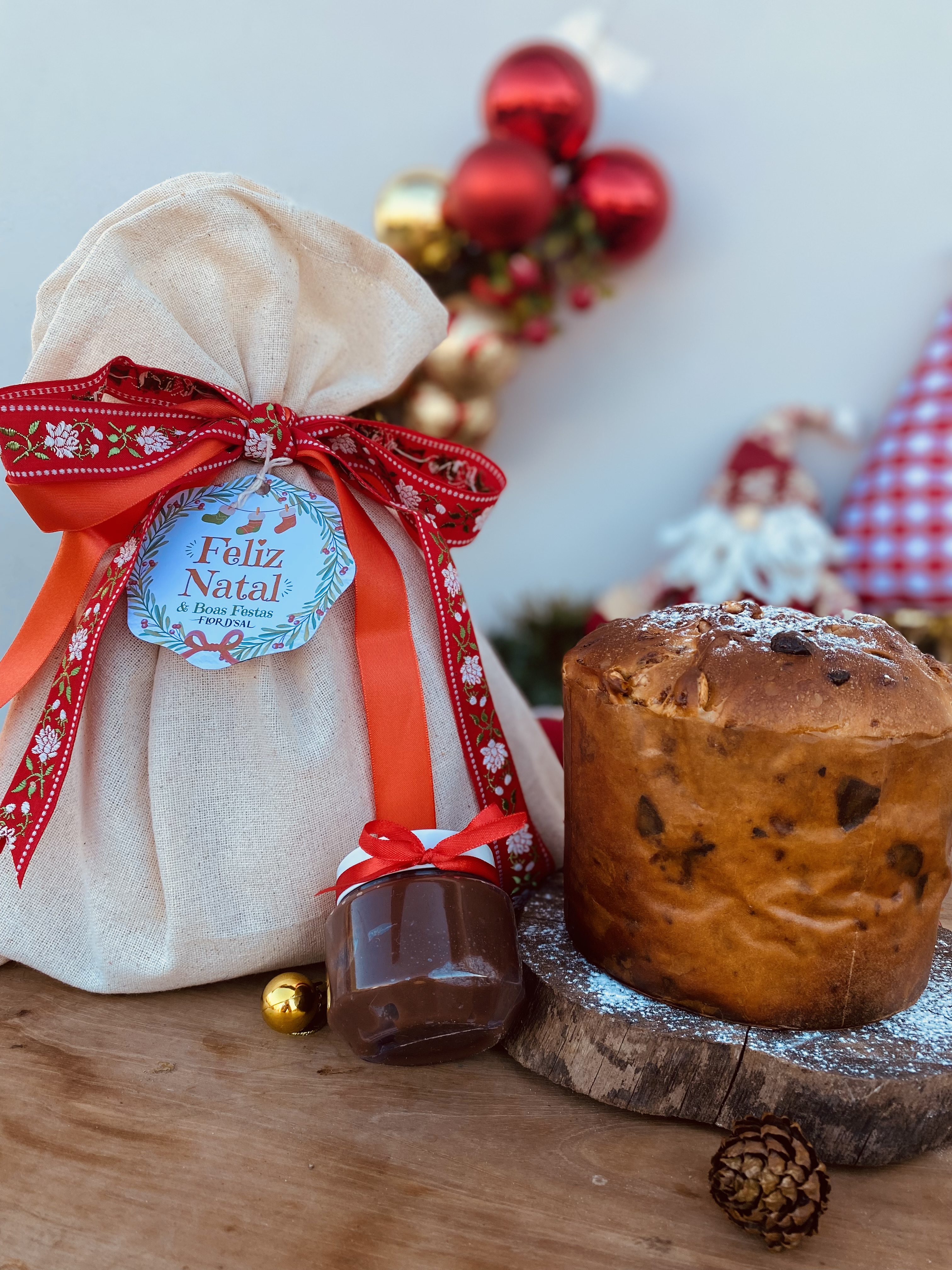 Chocotone com mix de castanhas 500g + pote de brigadeiro+ saco personalizado