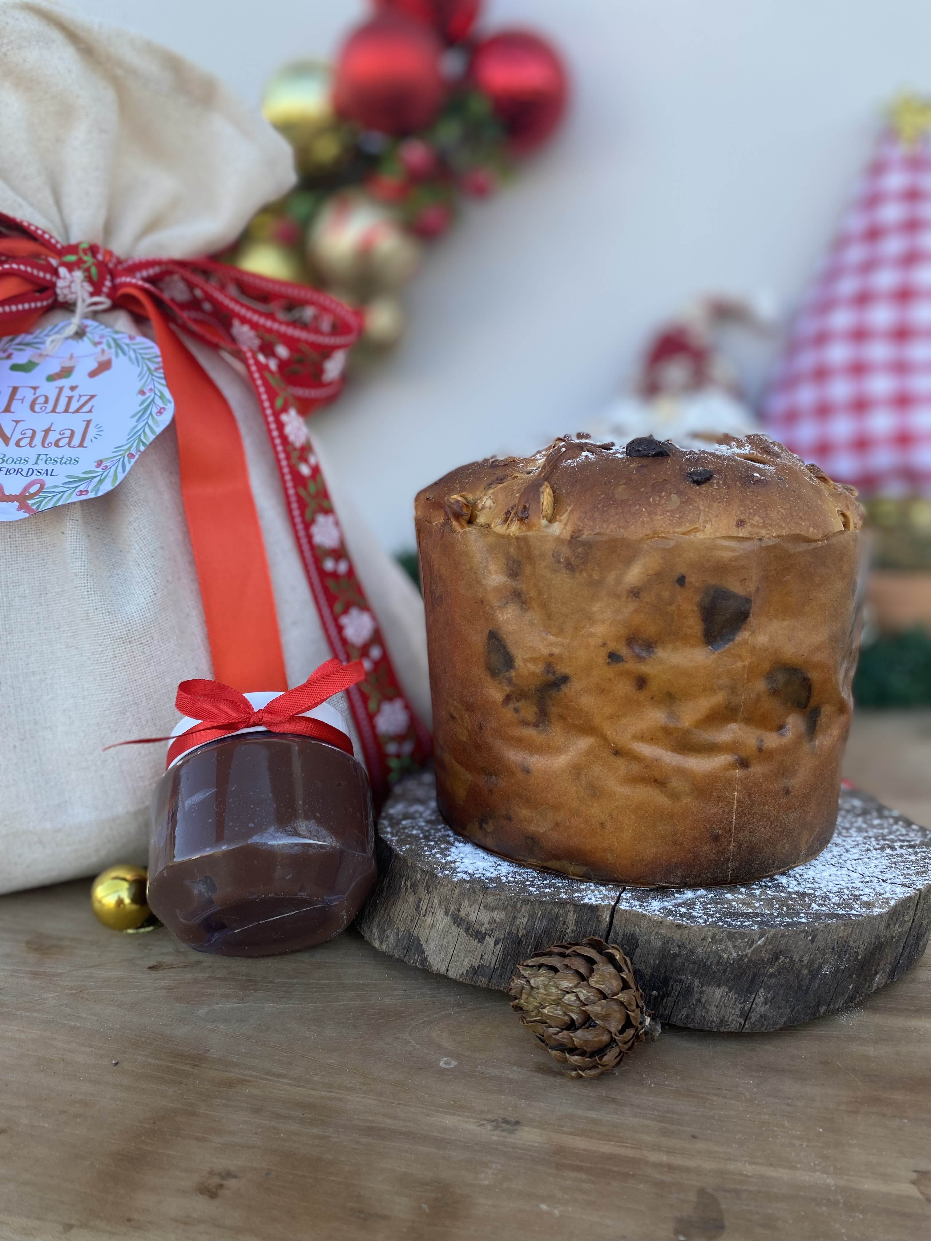 Panetone de frutas vermelhas + pote de brigadeiro + saco personalizado