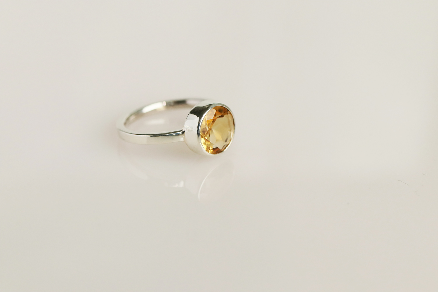Žiedas su citrinu.