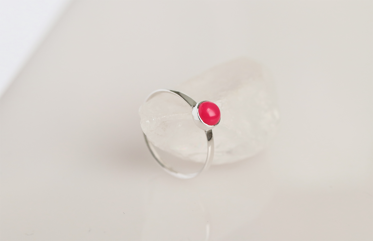 Žiedas su chalcedonu.