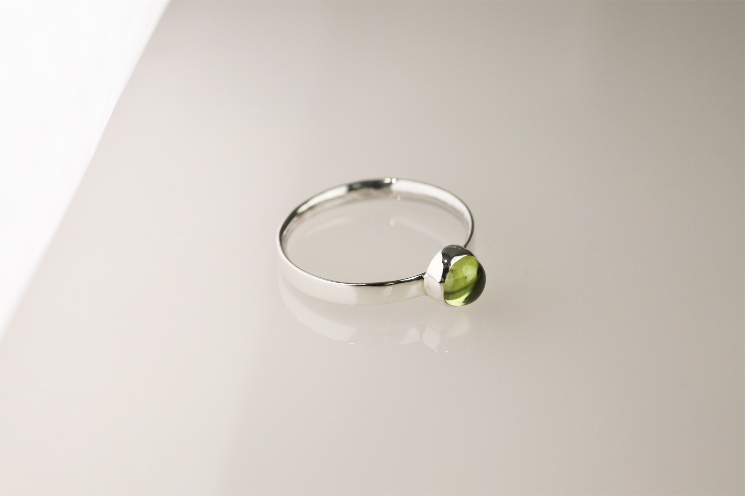 Žiedas su peridotu