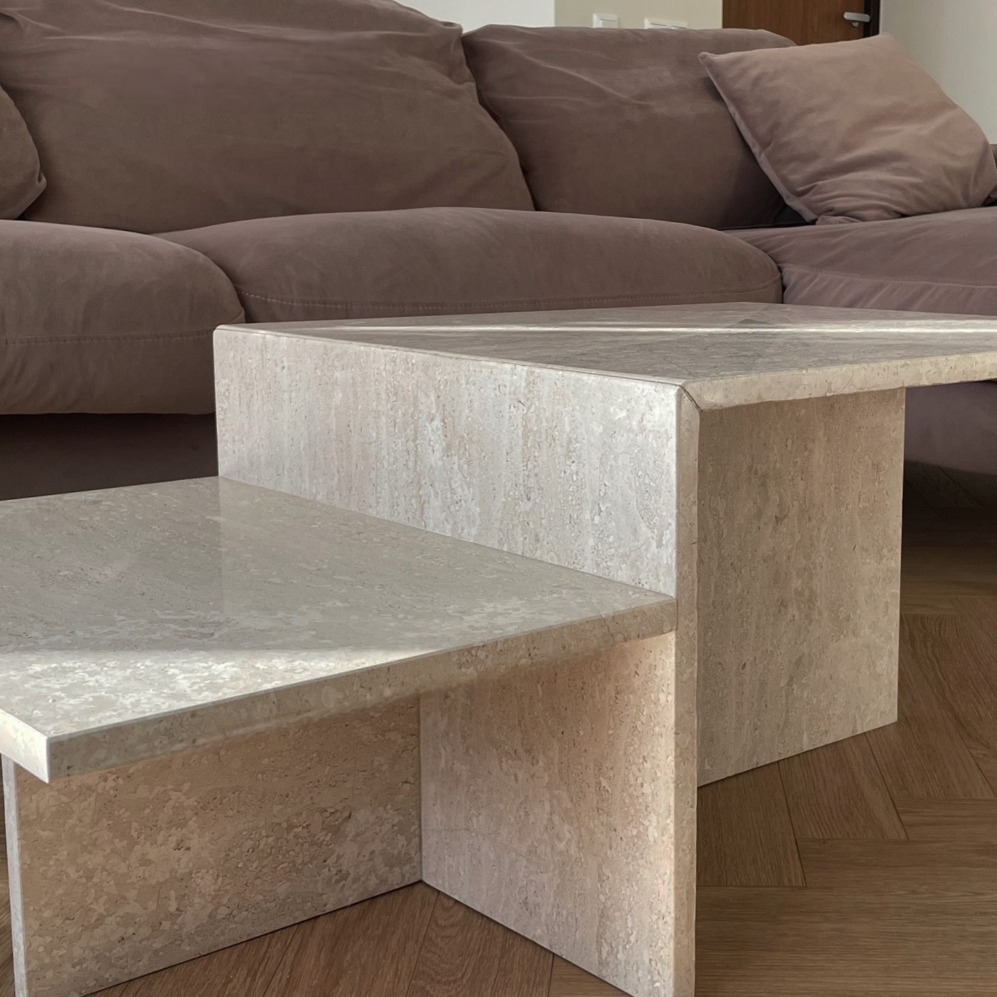 Kavos staliukas iš kalkakmenio