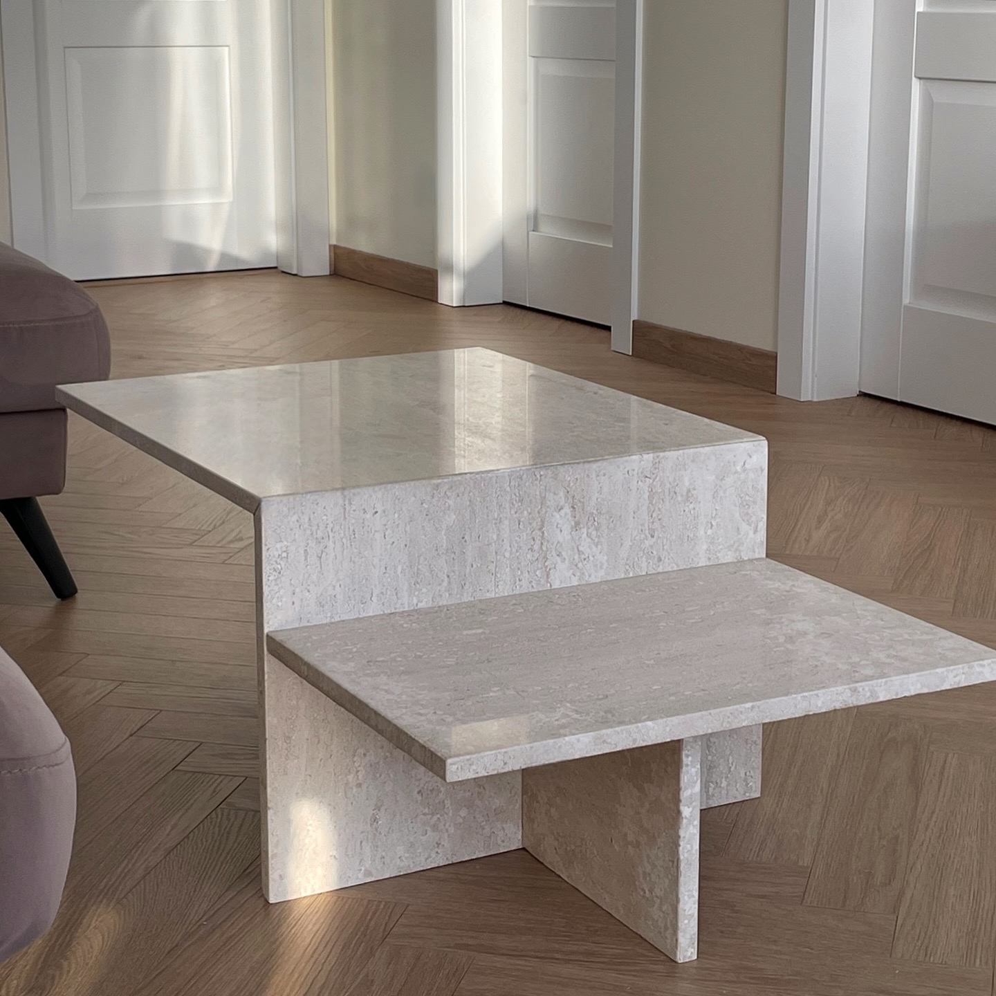 Kavos staliukas iš kalkakmenio