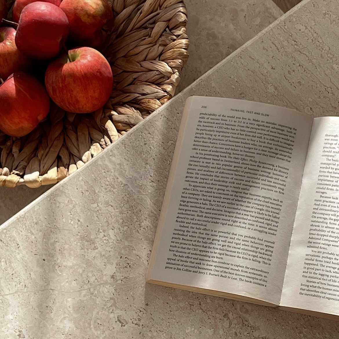 Kavos staliukas iš kalkakmenio