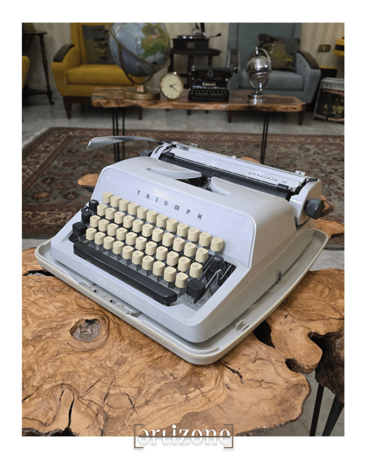 Vintage Triumph Gabriele 10 Typewriter