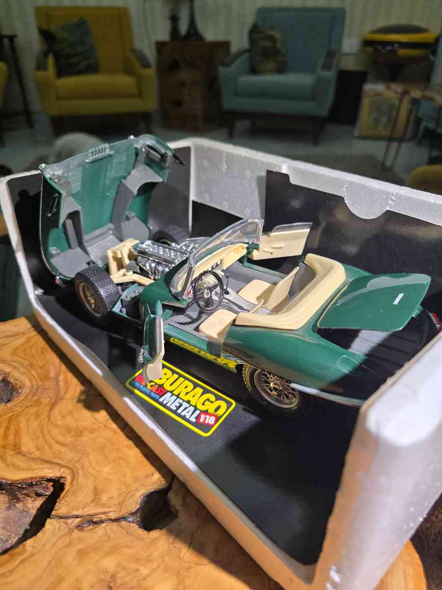 Burago Jaguar E-Type Diecast Model