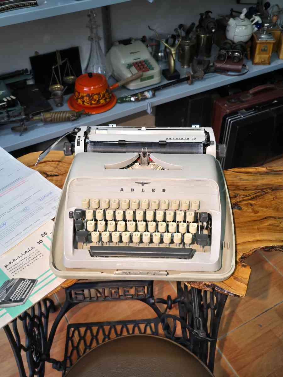 Adler Gabriele 10 Typewriter