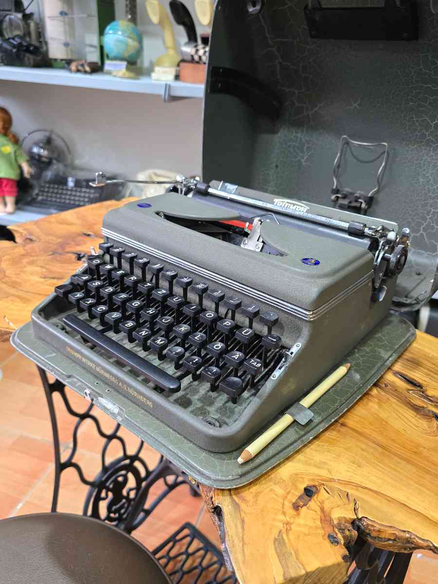 Vintage Triumph Perfekt Typewriter