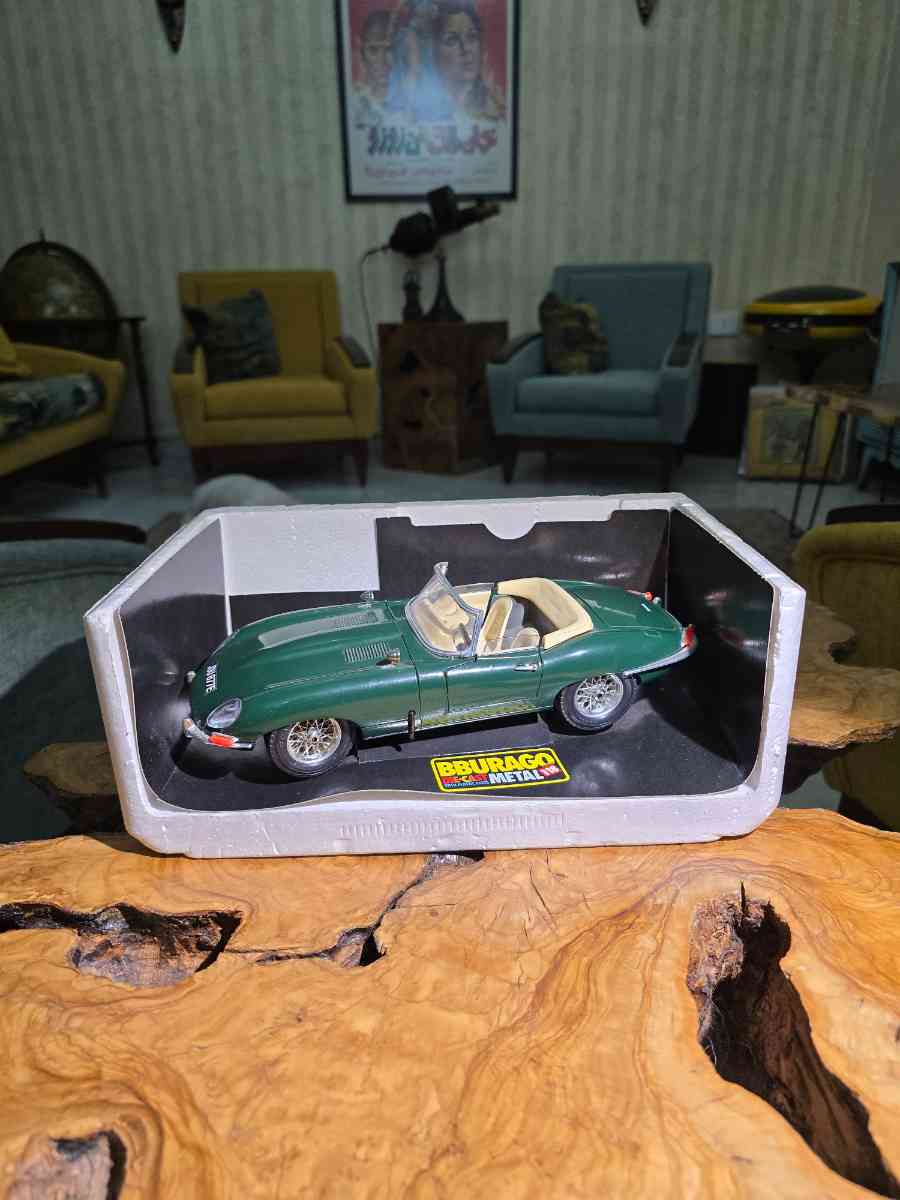 Burago Jaguar E-Type Diecast Model