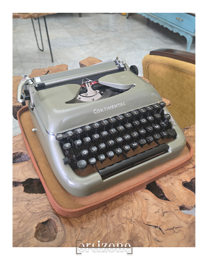 Continental Vintage Typewriter (نجار)