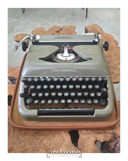 Continental Vintage Typewriter (نجار)