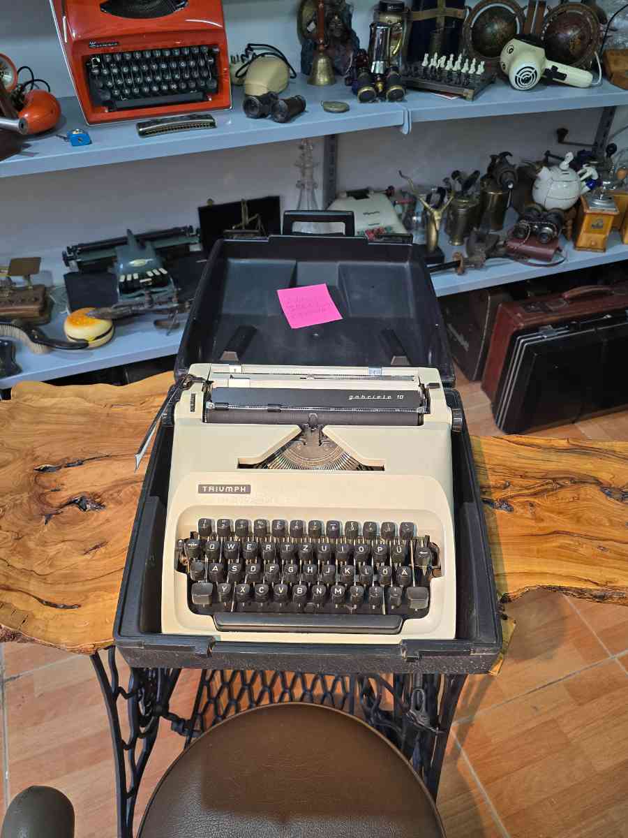 Triumph Gabriele 10 Typewriter 