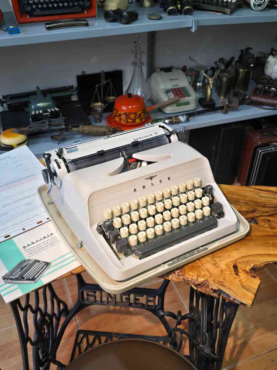 Adler Gabriele 10 Typewriter