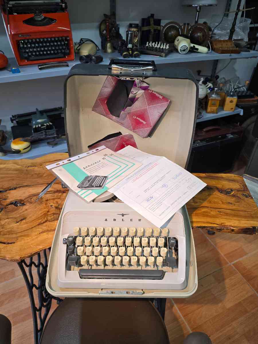Adler Gabriele 10 Typewriter