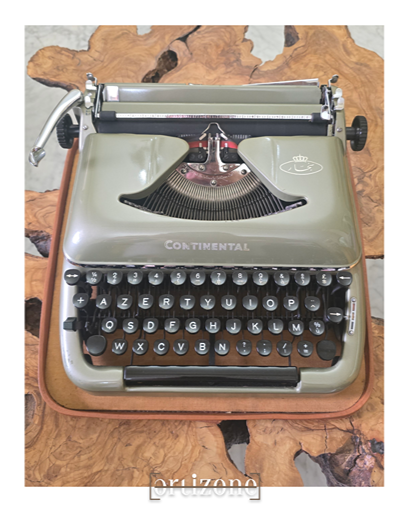 Continental Vintage Typewriter (نجار)