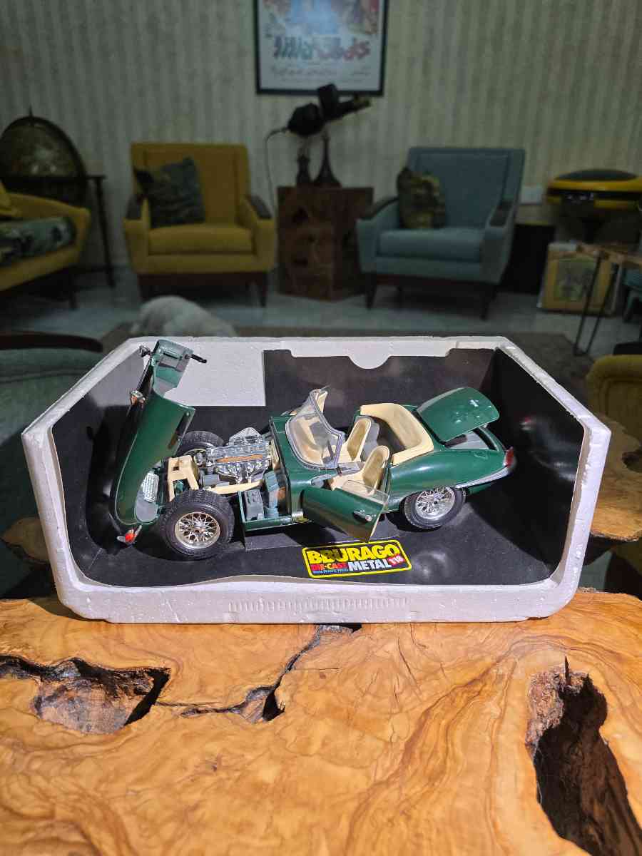 Burago Jaguar E-Type Diecast Model