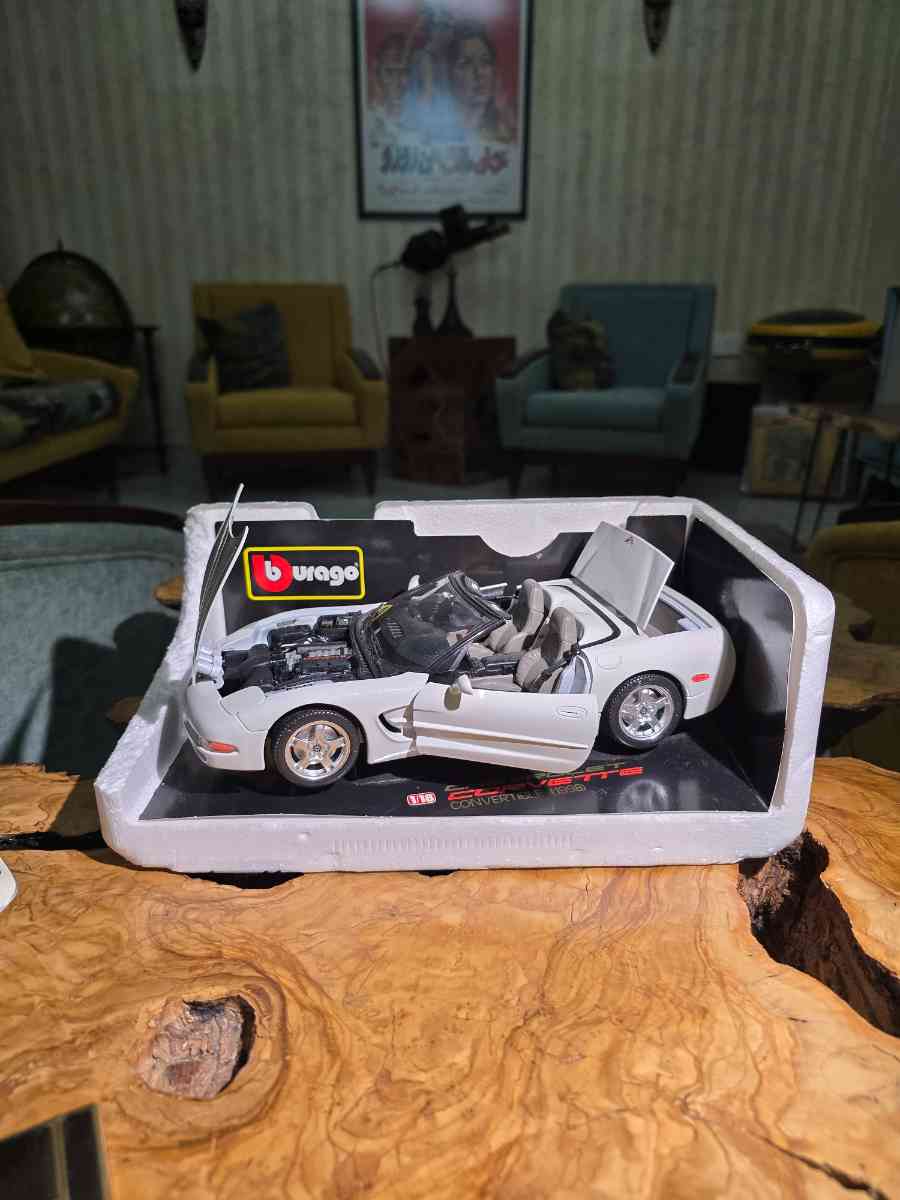 Bburago Chevrolet Corvette Convertible Model Car
