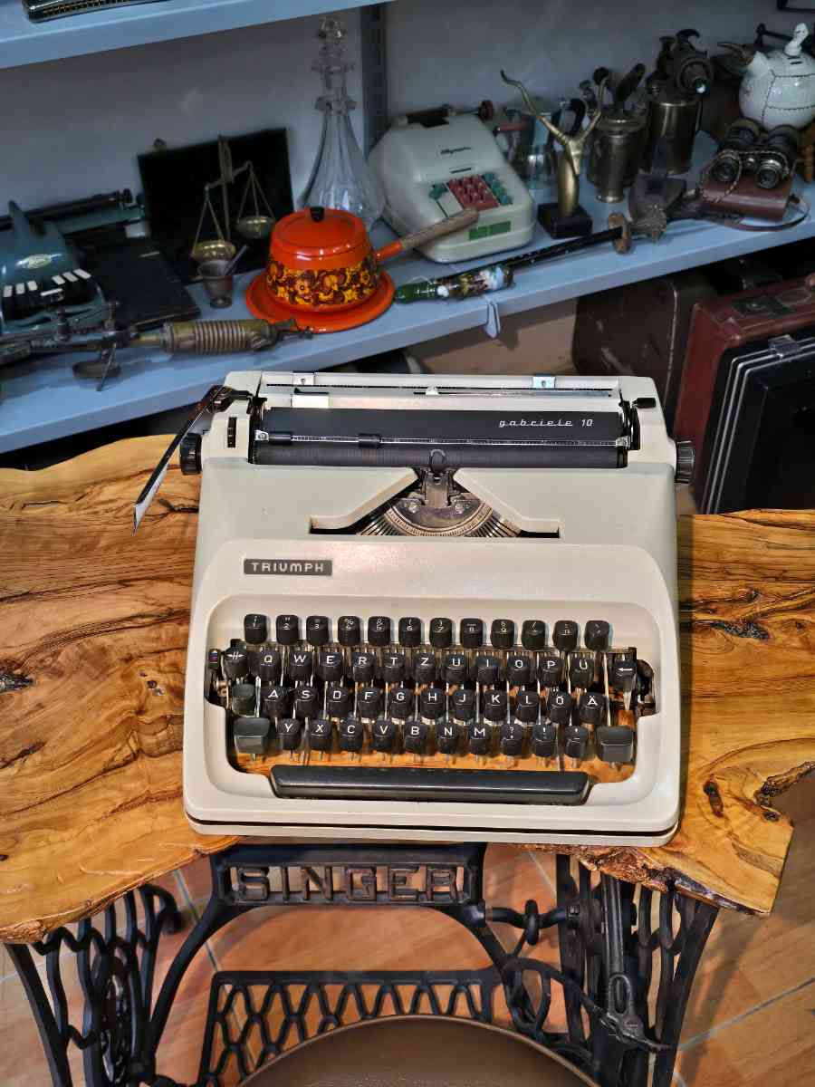 Triumph Gabriele 10 Typewriter 