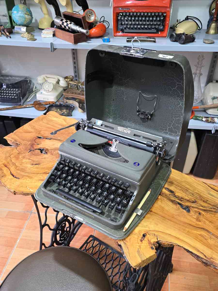 Vintage Triumph Perfekt Typewriter