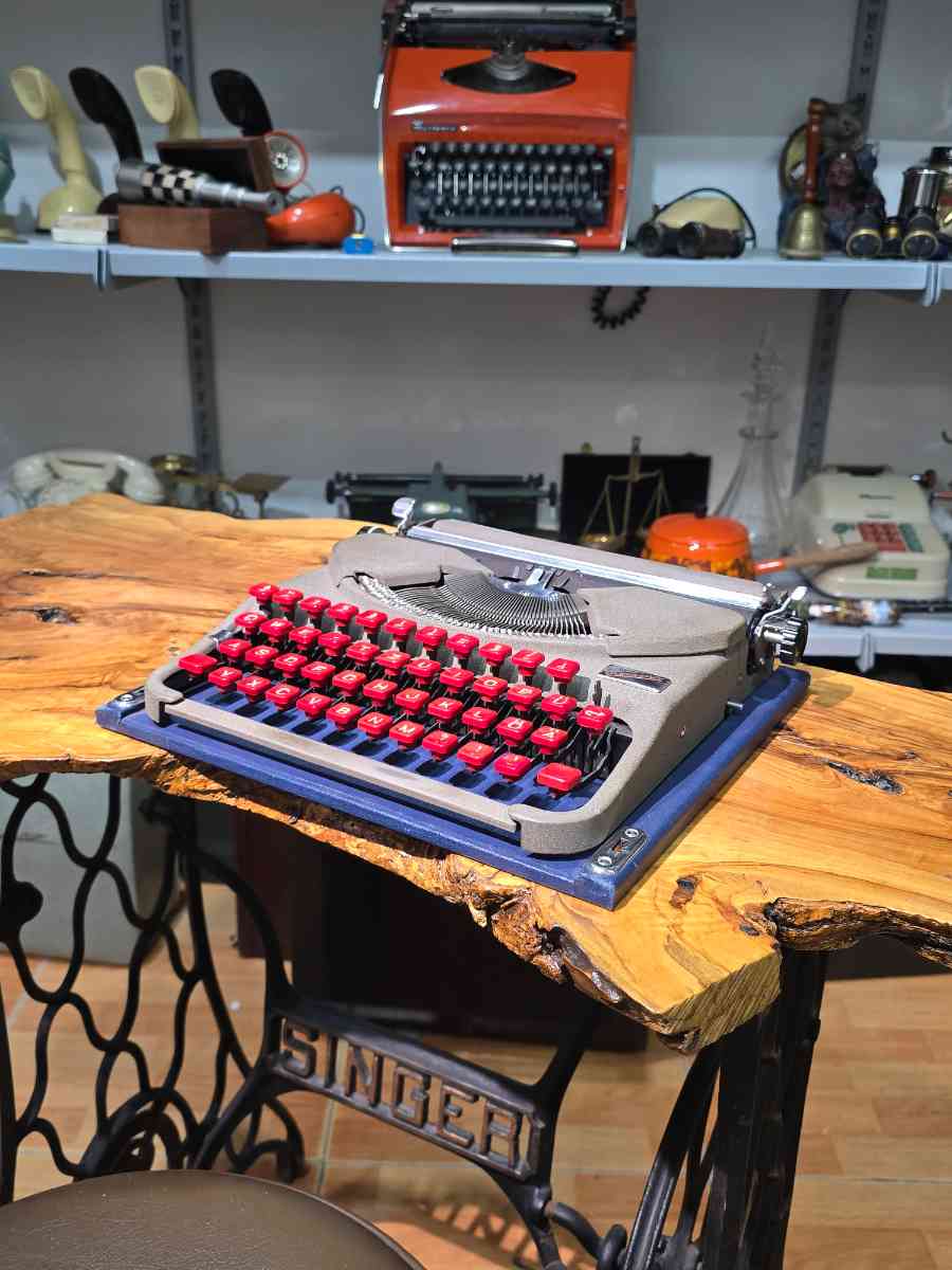 Groma Gromina ultra-portable typewriter