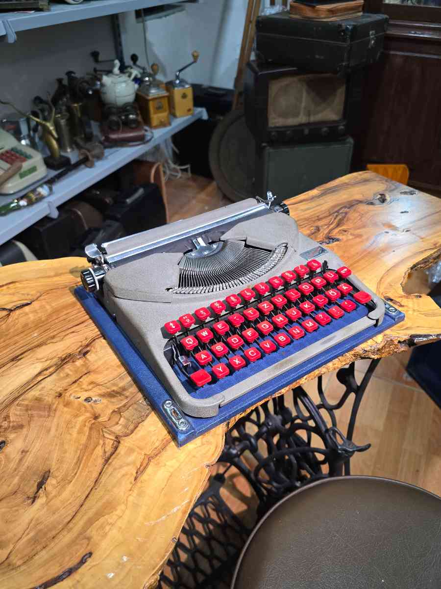 Groma Gromina ultra-portable typewriter